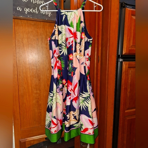 Vince Camuto Sleeveless Floral Midi Dress with Green Hem In A Size 8. EUC - Picture 1 of 10